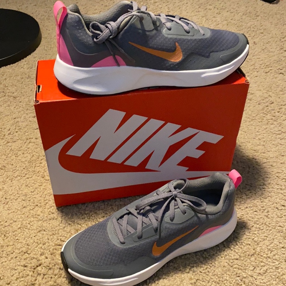 New Women’s Nike Wearallday sneakers